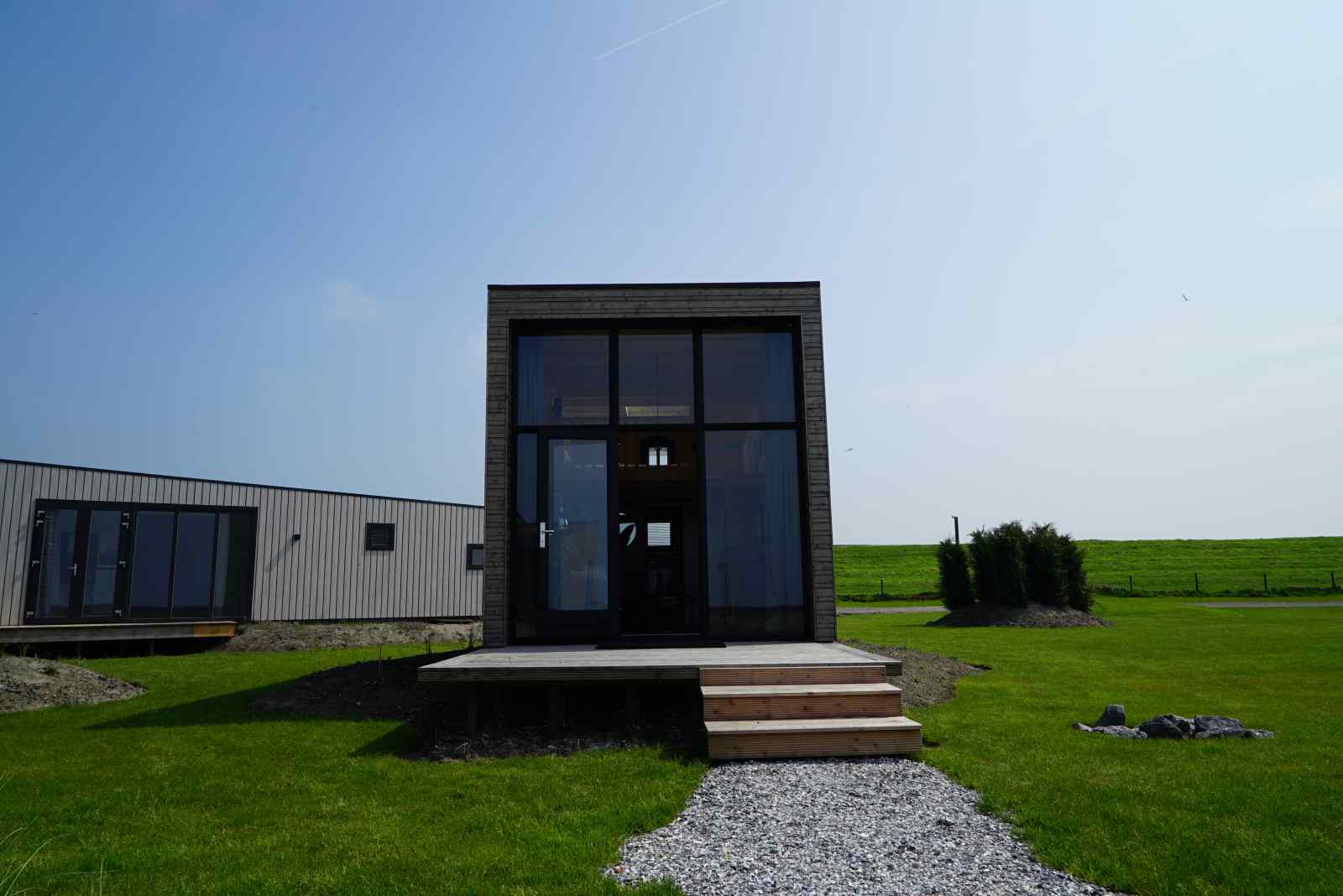 gezellig-tiny-house-voor-2-personen-aan-het-ijsselmeer-op-een-vakantiepark-in-hindeloopen