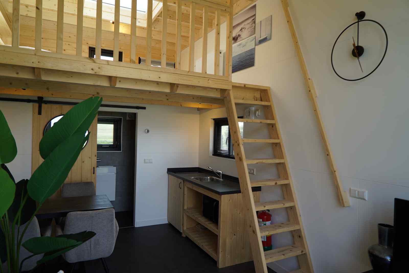 gezellig-tiny-house-voor-2-personen-aan-het-ijsselmeer-op-een-vakantiepark-in-hindeloopen