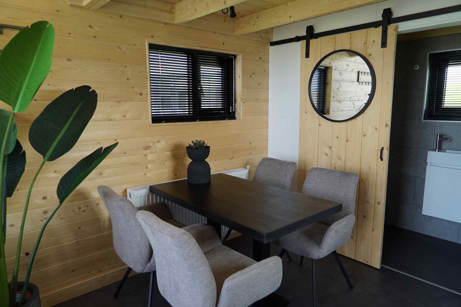 gezellig-tiny-house-voor-2-personen-aan-het-ijsselmeer-op-een-vakantiepark-in-hindeloopen