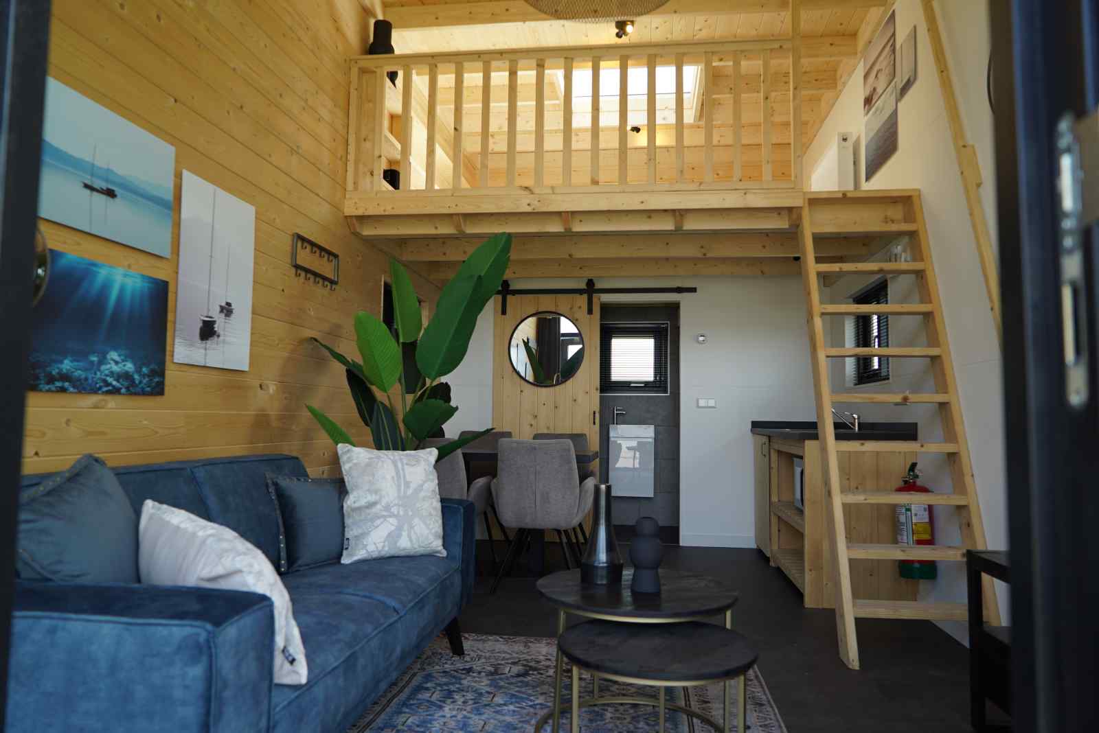 gezellig-tiny-house-voor-2-personen-aan-het-ijsselmeer-op-een-vakantiepark-in-hindeloopen