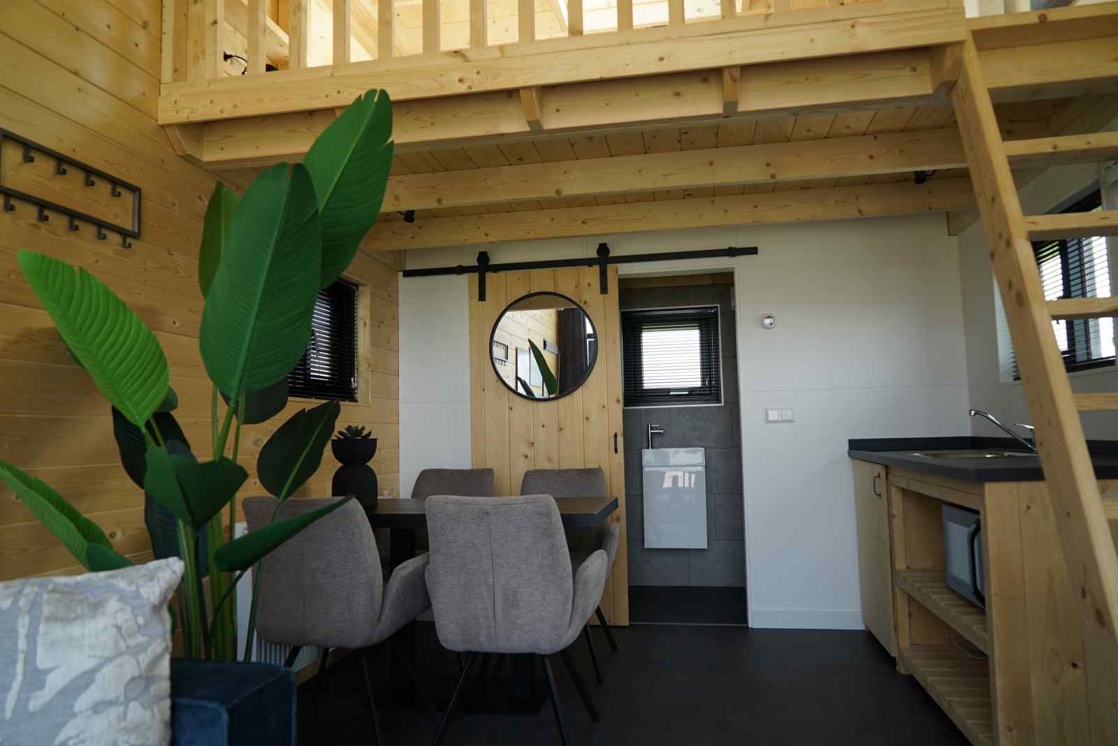 gezellig-tiny-house-voor-2-personen-aan-het-ijsselmeer-op-een-vakantiepark-in-hindeloopen