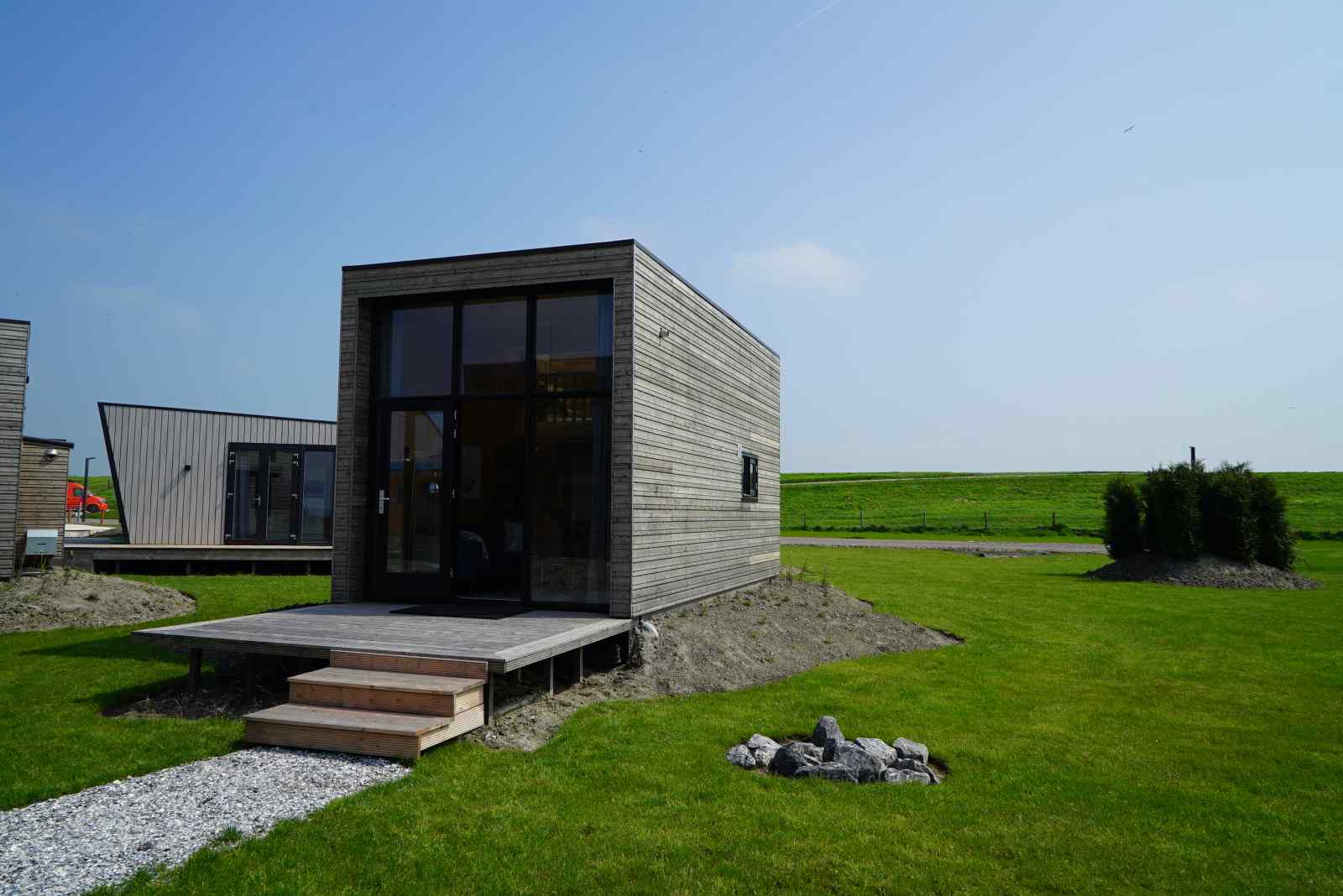 gezellig-tiny-house-voor-2-personen-aan-het-ijsselmeer-op-een-vakantiepark-in-hindeloopen