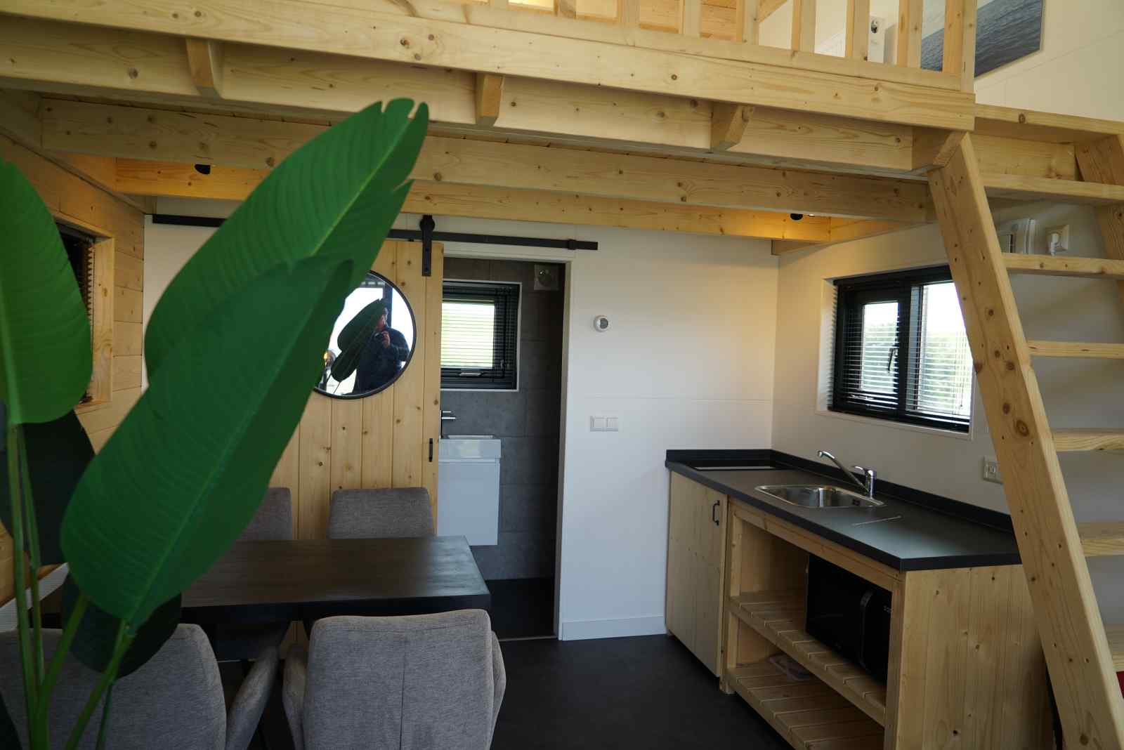 gezellig-tiny-house-voor-2-personen-aan-het-ijsselmeer-op-een-vakantiepark-in-hindeloopen