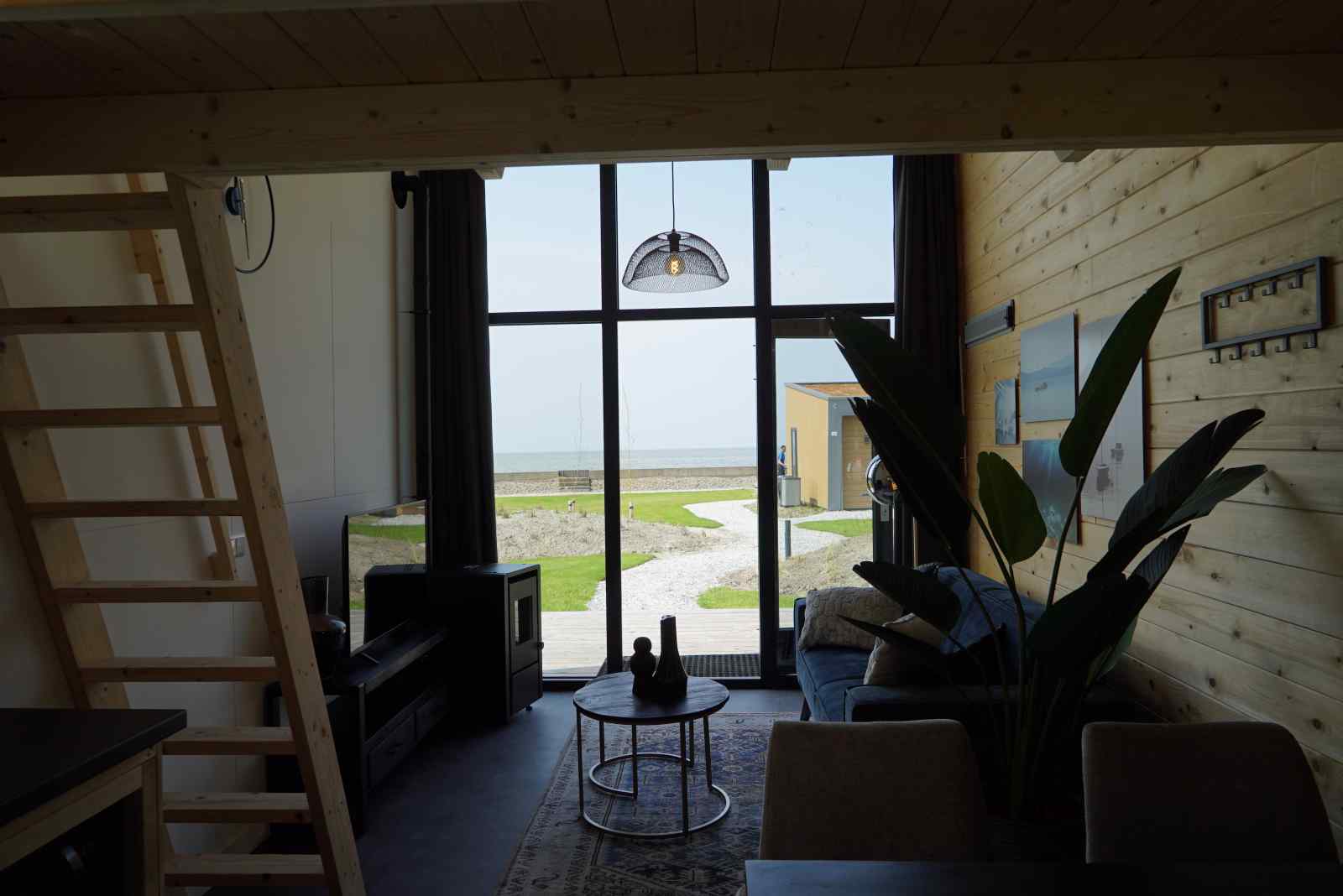 gezellig-tiny-house-voor-2-personen-aan-het-ijsselmeer-op-een-vakantiepark-in-hindeloopen