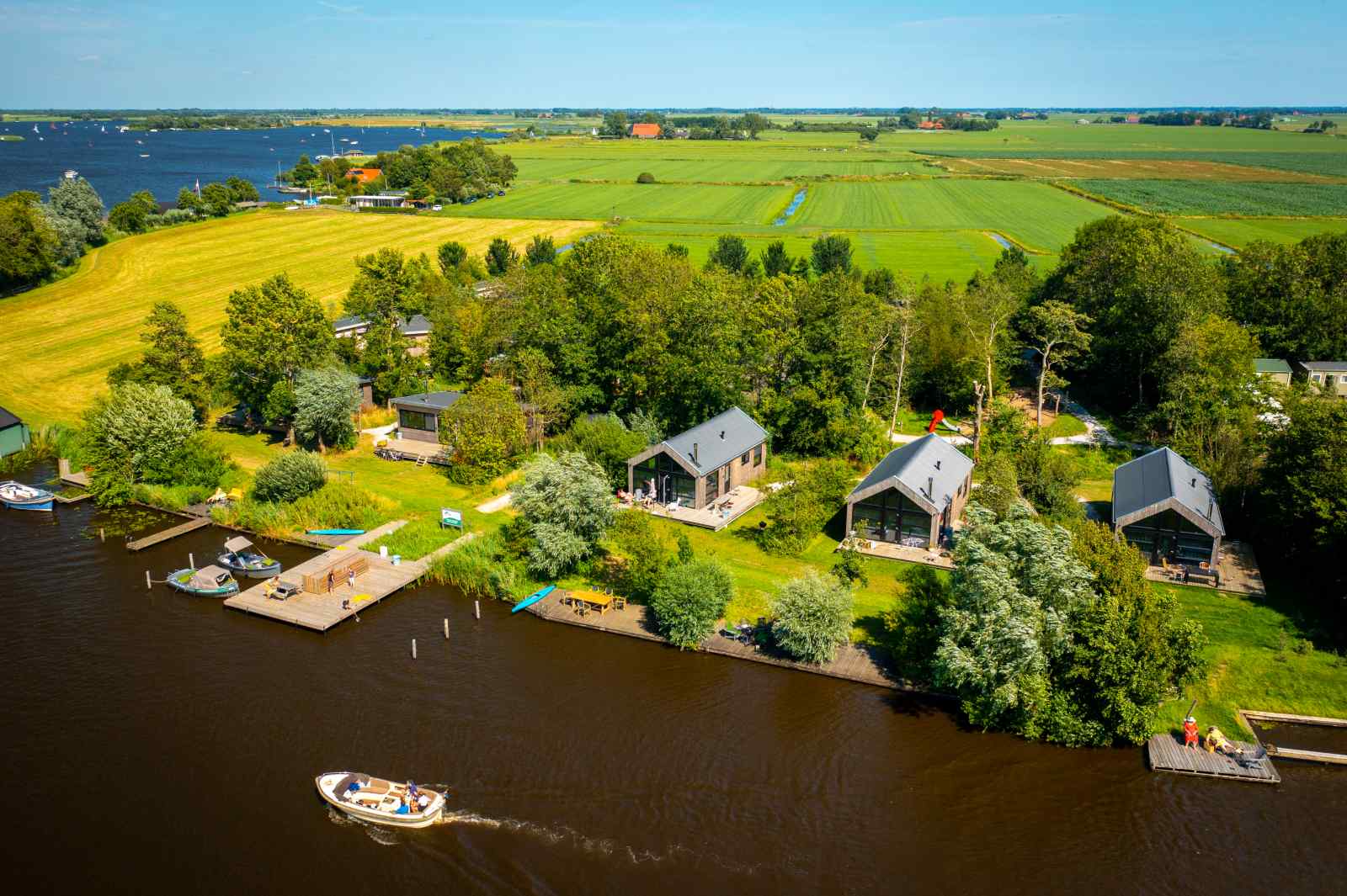 prachtig-6-persoons-chalet-aan-het-water-gelegen-in-friesland