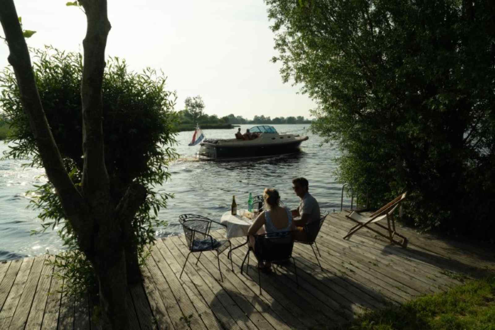 prachtig-6-persoons-chalet-aan-het-water-gelegen-in-friesland