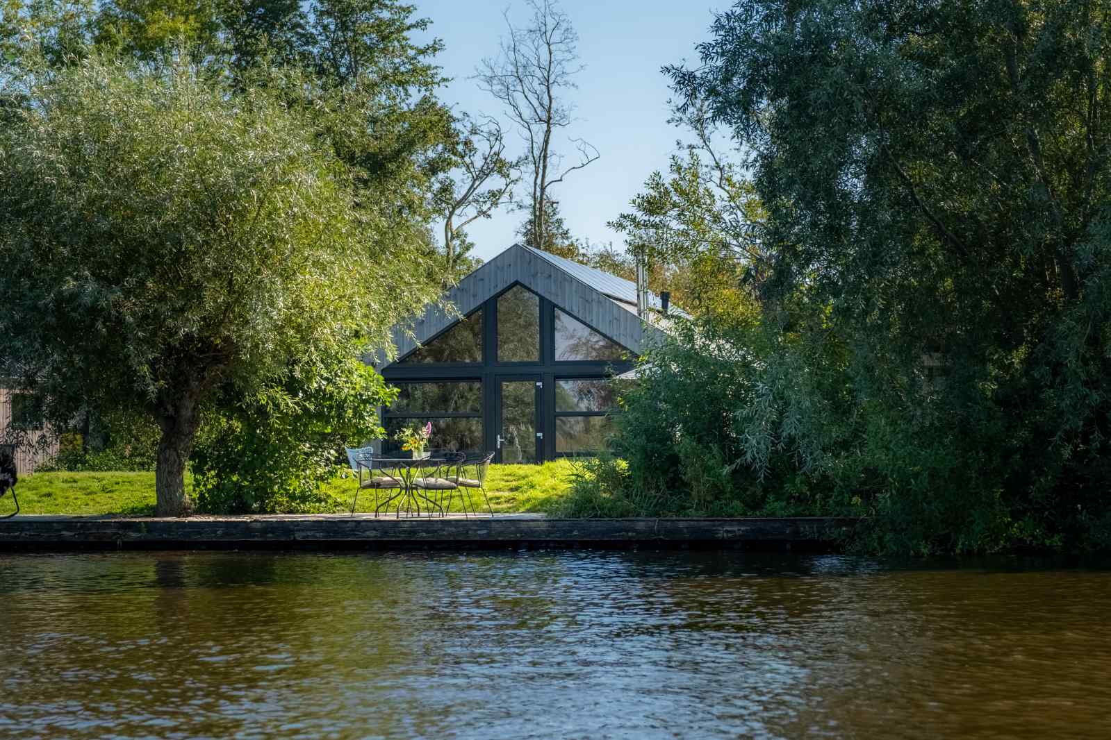 Prachtig 6 persoons chalet aan het water gelegen in Fri