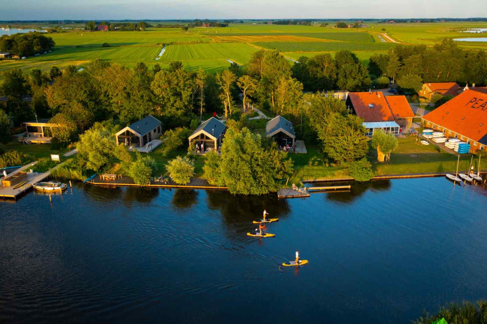 6-persoons-chalet-direct-aan-het-water-gelegen-op-een-vakantiepark-in-friesland