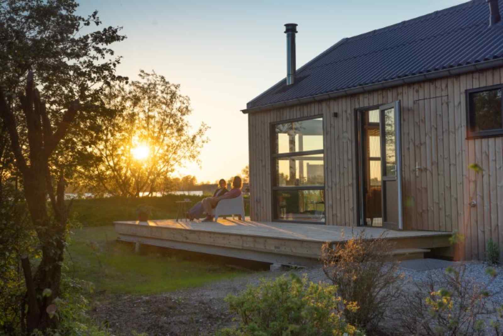 6-persoons-chalet-direct-aan-het-water-gelegen-op-een-vakantiepark-in-friesland