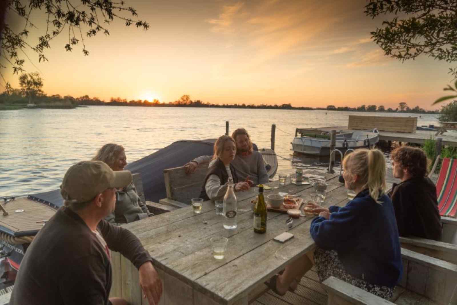 6-persoons-chalet-direct-aan-het-water-gelegen-op-een-vakantiepark-in-friesland