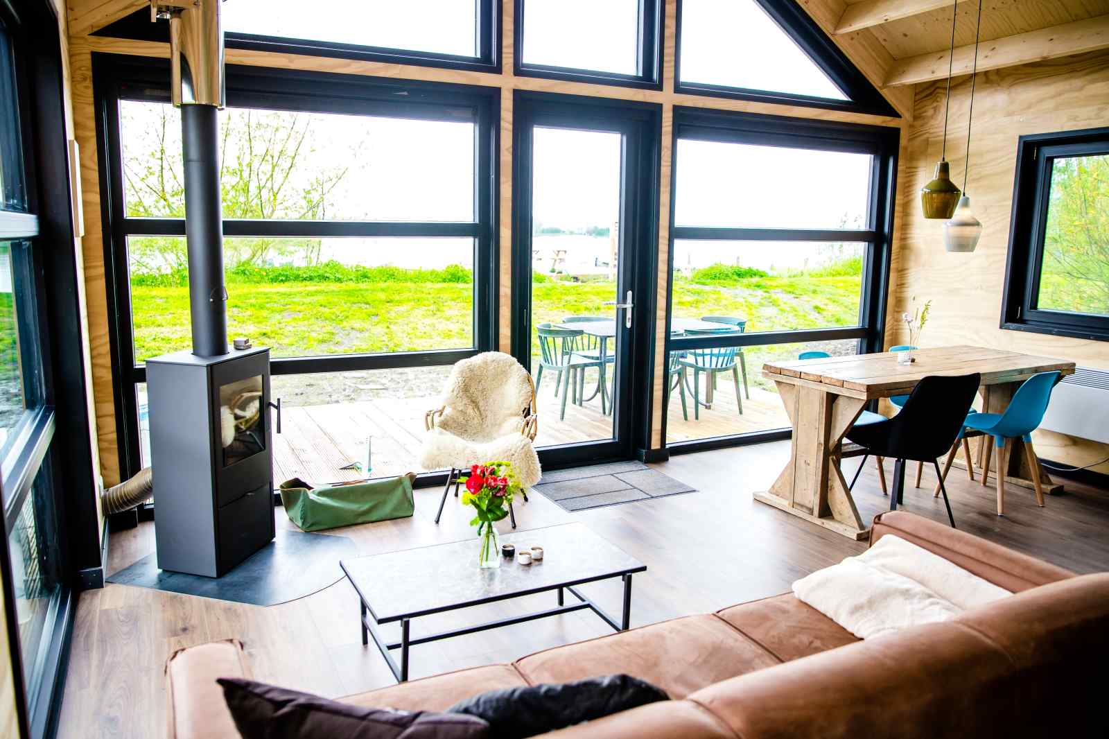 6-persoons-chalet-direct-aan-het-water-gelegen-op-een-vakantiepark-in-friesland