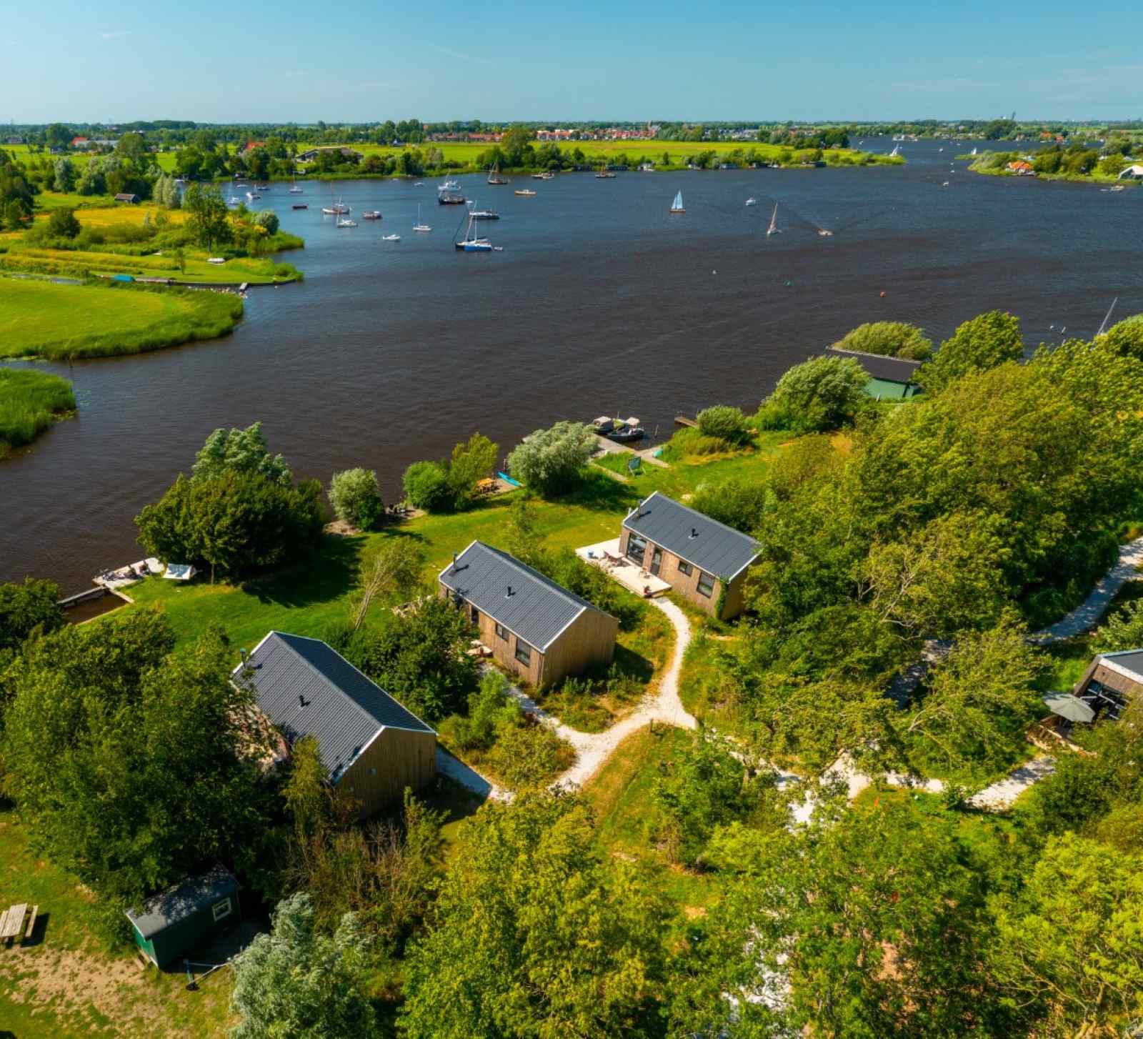 6-persoons-chalet-direct-aan-het-water-gelegen-op-een-vakantiepark-in-friesland