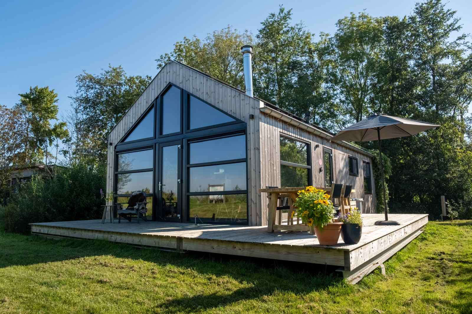 6-persoons-chalet-direct-aan-het-water-gelegen-op-een-vakantiepark-in-friesland