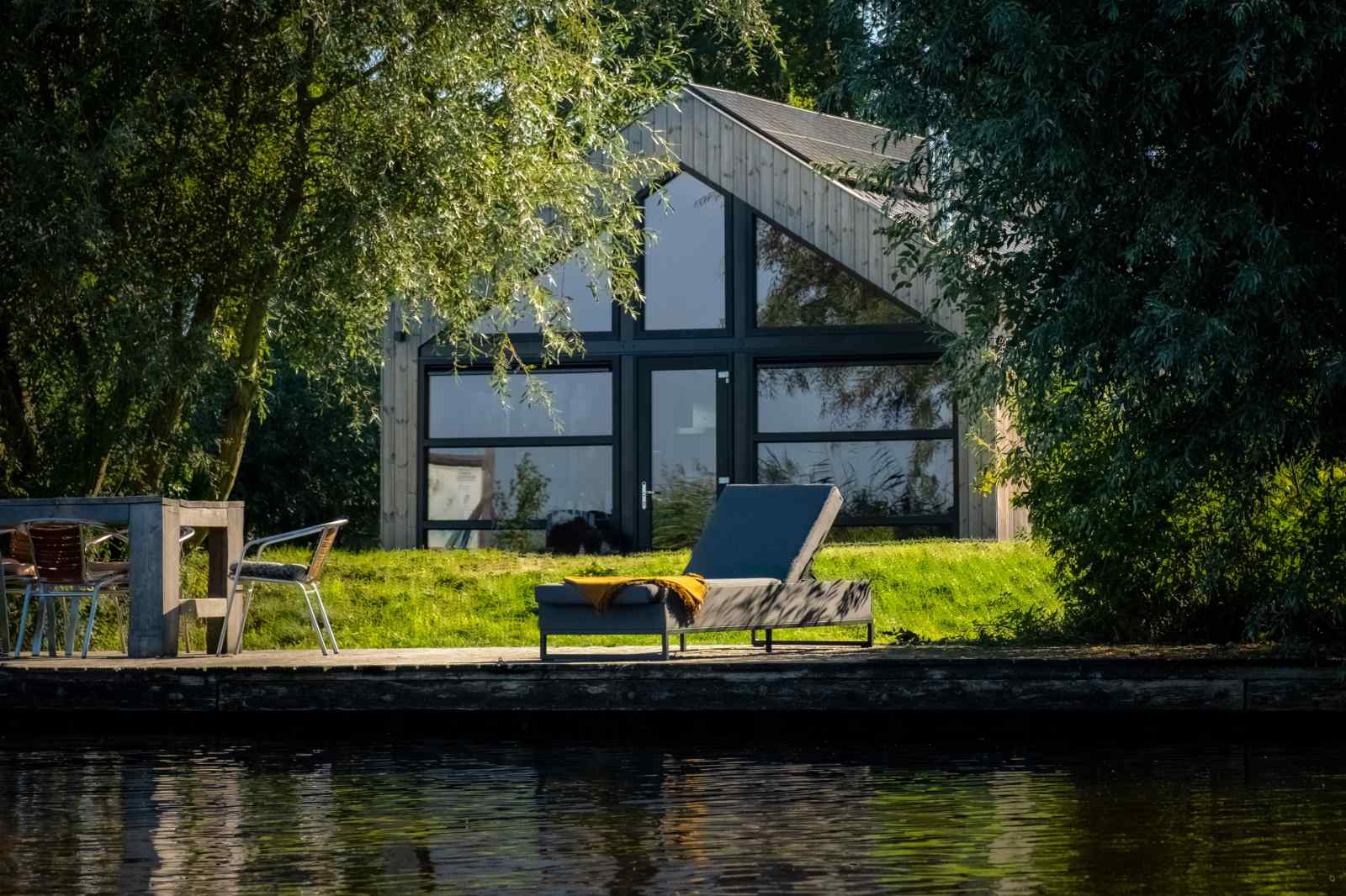 6-persoons-chalet-direct-aan-het-water-gelegen-op-een-vakantiepark-in-friesland