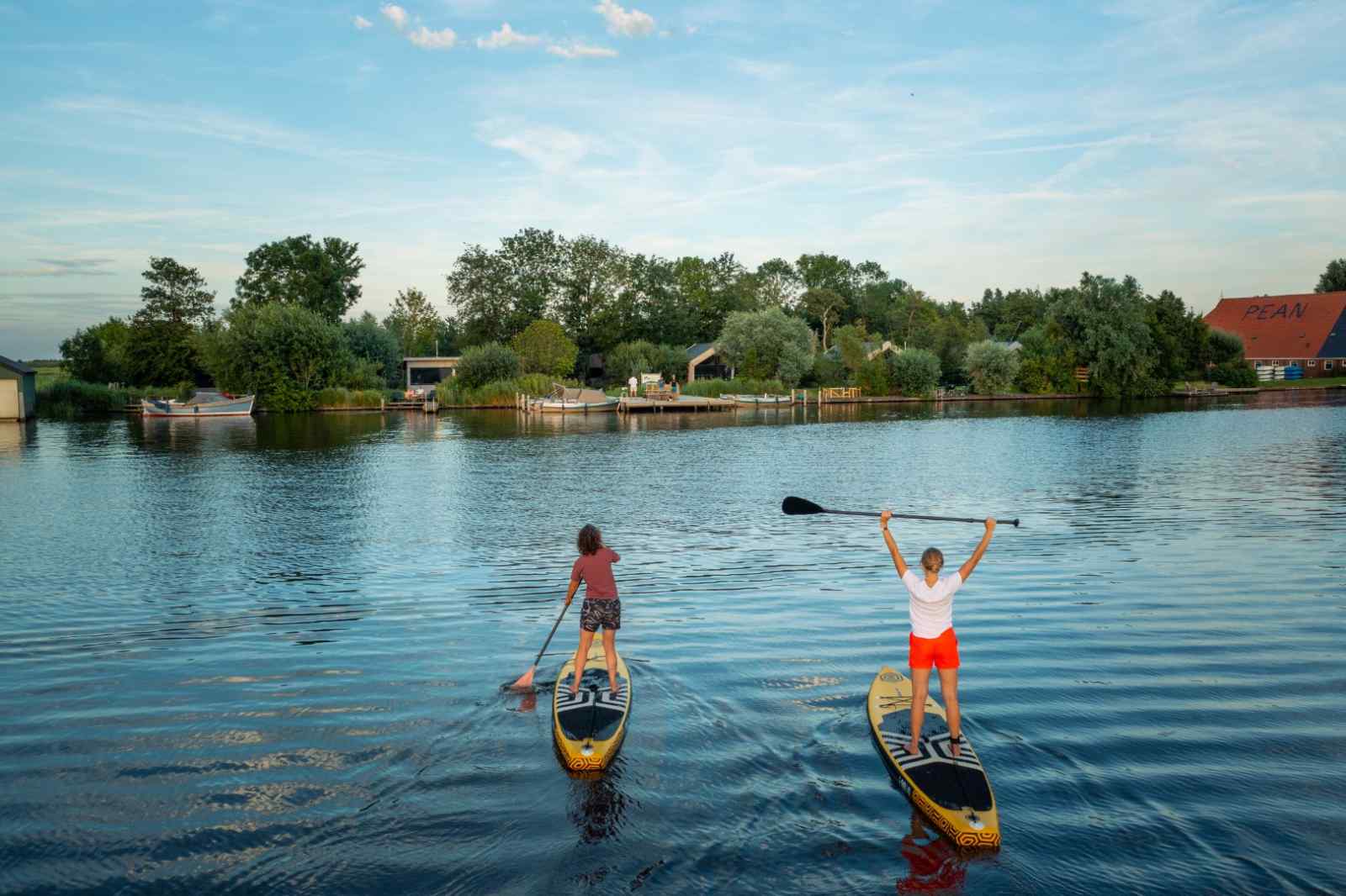 4-persoons-vakantiehuis-met-steiger-aan-het-water-in-pean-buiten-friesland