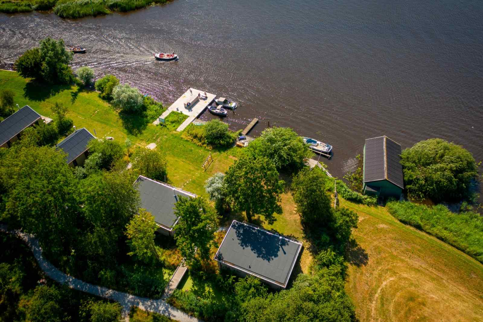 4-persoons-vakantiehuis-met-steiger-aan-het-water-in-pean-buiten-friesland