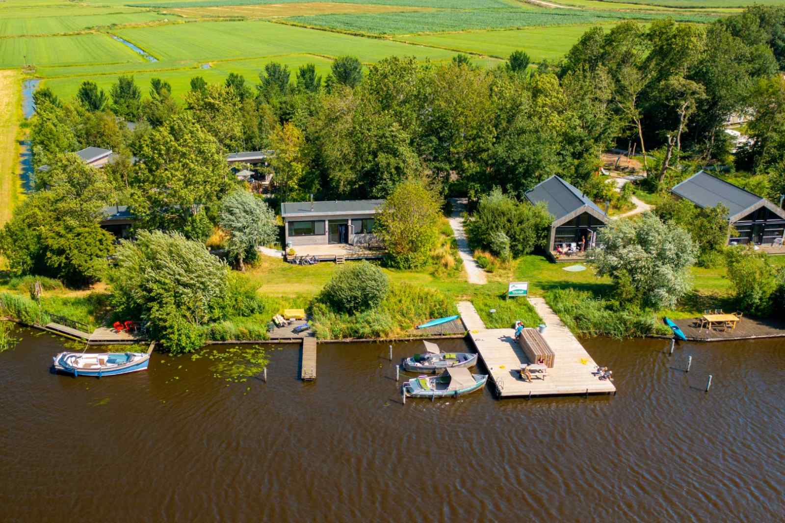 4-persoons-vakantiehuis-met-steiger-aan-het-water-in-pean-buiten-friesland