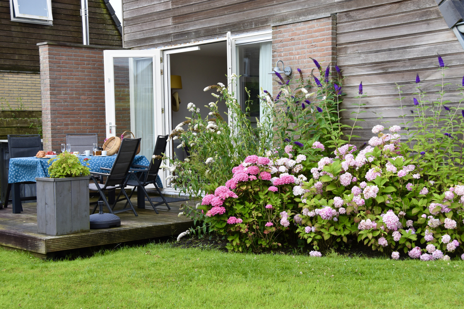 een-comfortabel-vier-persoons-vakantiehuis-met-ruime-tuin-nabij-het-friese-dorp-grou