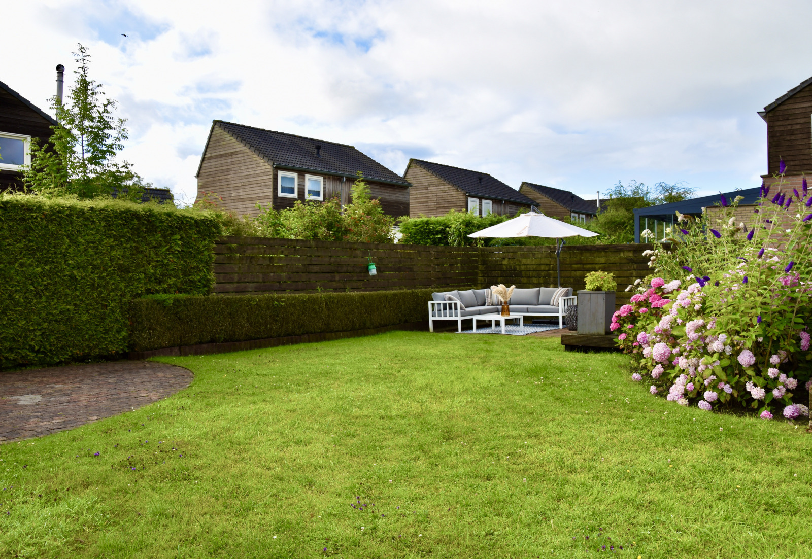 een-comfortabel-vier-persoons-vakantiehuis-met-ruime-tuin-nabij-het-friese-dorp-grou