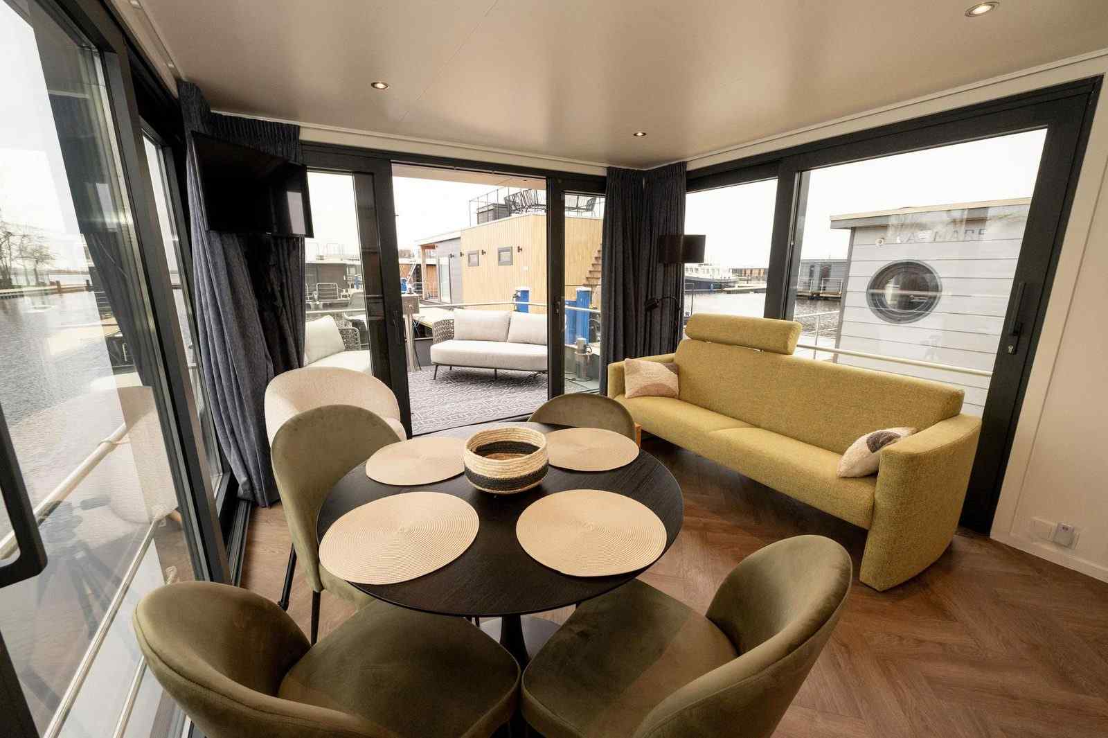 houseboat-voor-4-personen-met-uitzicht-op-het-sneekermeer