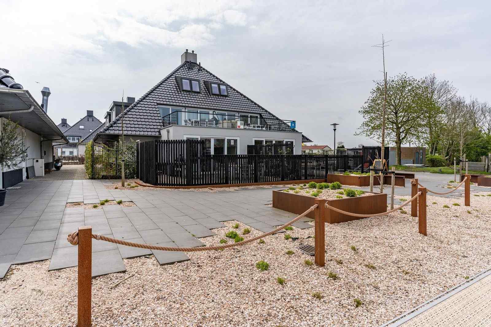 Appartement met Havenzicht, gelegen aan het Sneekermeer