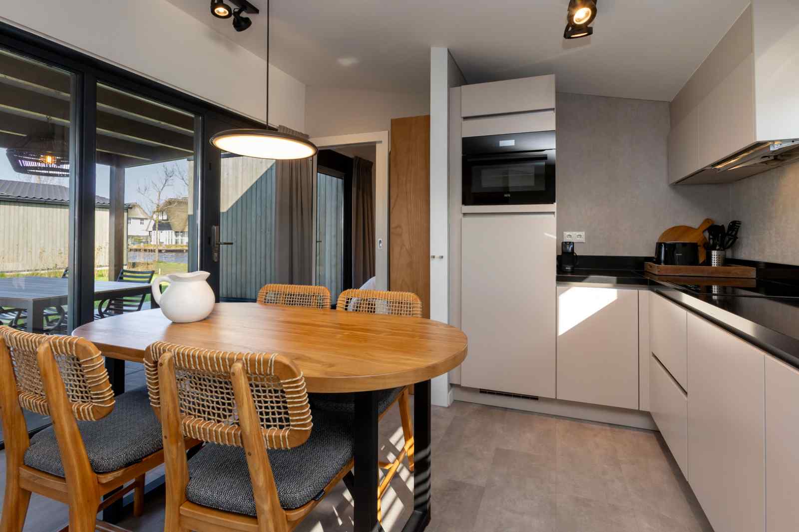 docklodge-voor-4-personen-aan-het-water-met-eigen-insteekhaven-in-delfstrahuizen