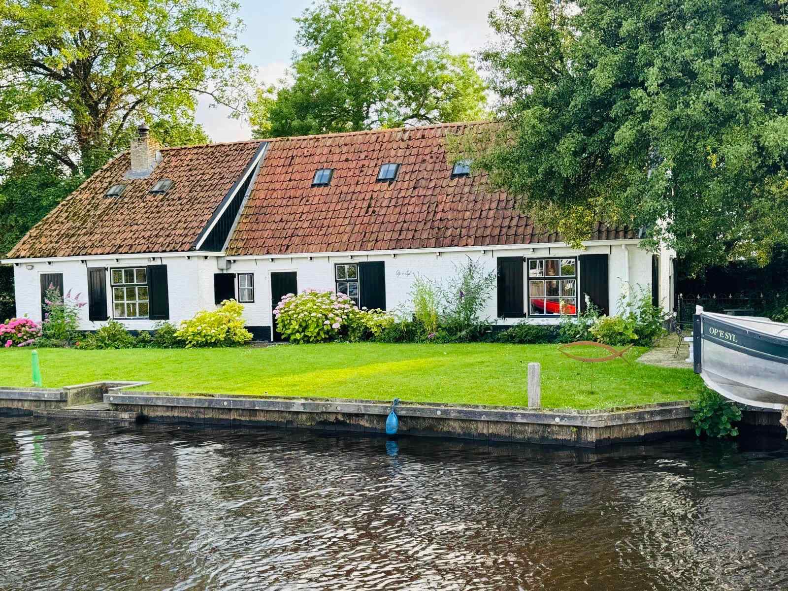 historische-vakantieboerderij-voor-6-personen-aan-het-water-in-terherne