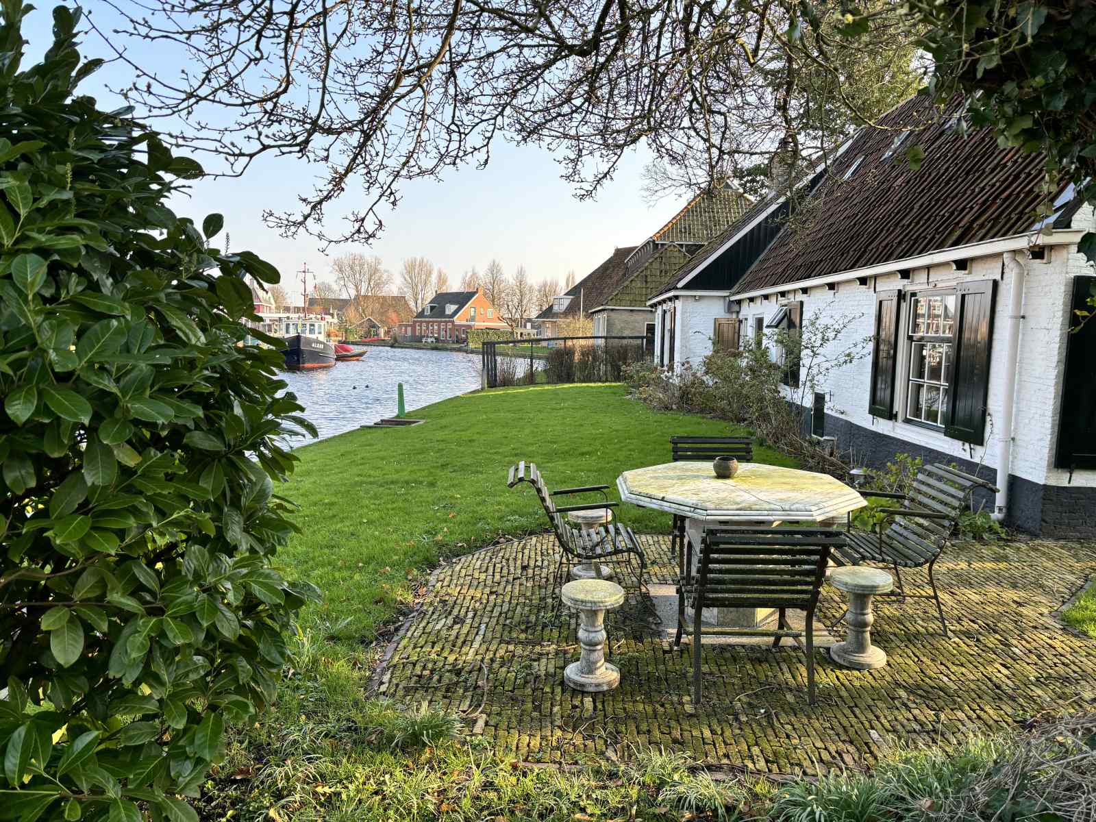 historische-vakantieboerderij-voor-6-personen-aan-het-water-in-terherne