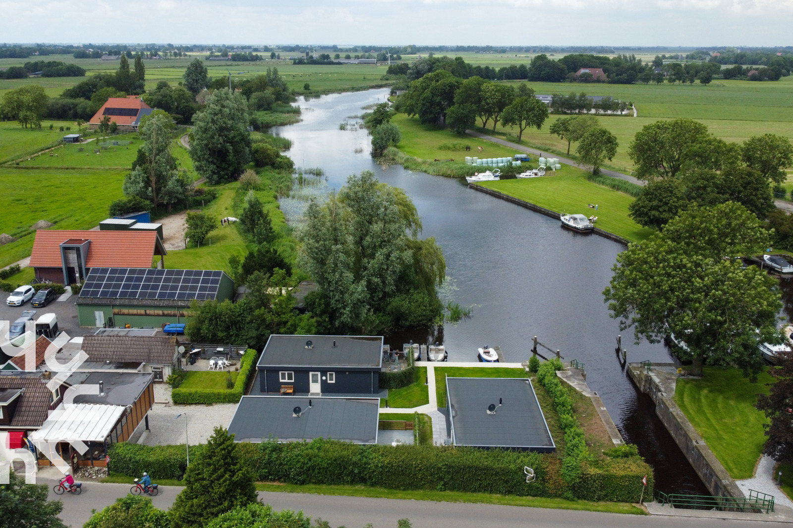 vakantiehuis-voor-4-pers-inclusief-boot-aan-de-rivier-de-tjonger-in-bantega-friesland