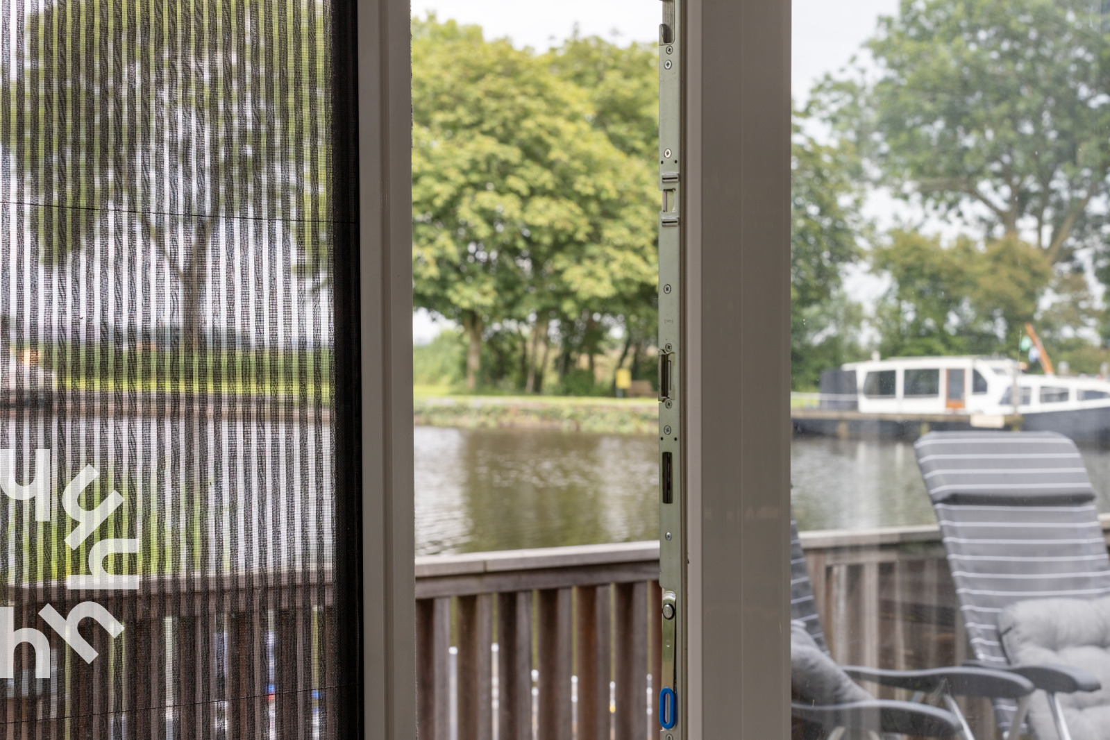 vakantiehuis-voor-4-pers-inclusief-boot-aan-de-rivier-de-tjonger-in-bantega-friesland