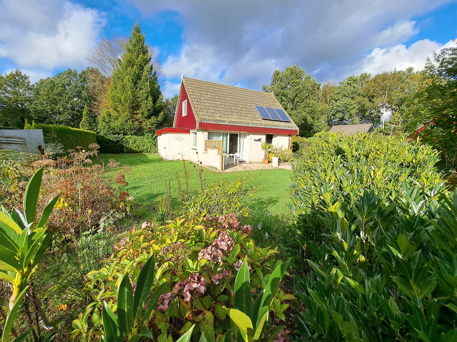 comfortabele-4-persoons-bungalow-met-ruime-tuin-in-boijl-friesland