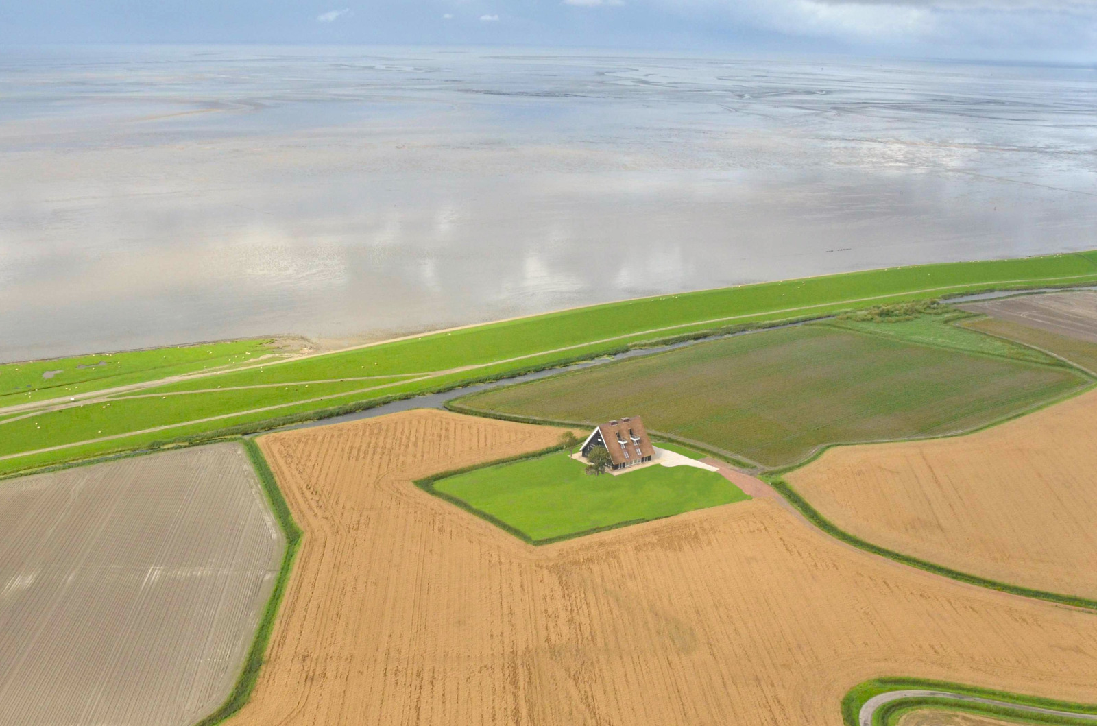 Ruim landhuis voor 22 personen met uitzicht op de Wadde