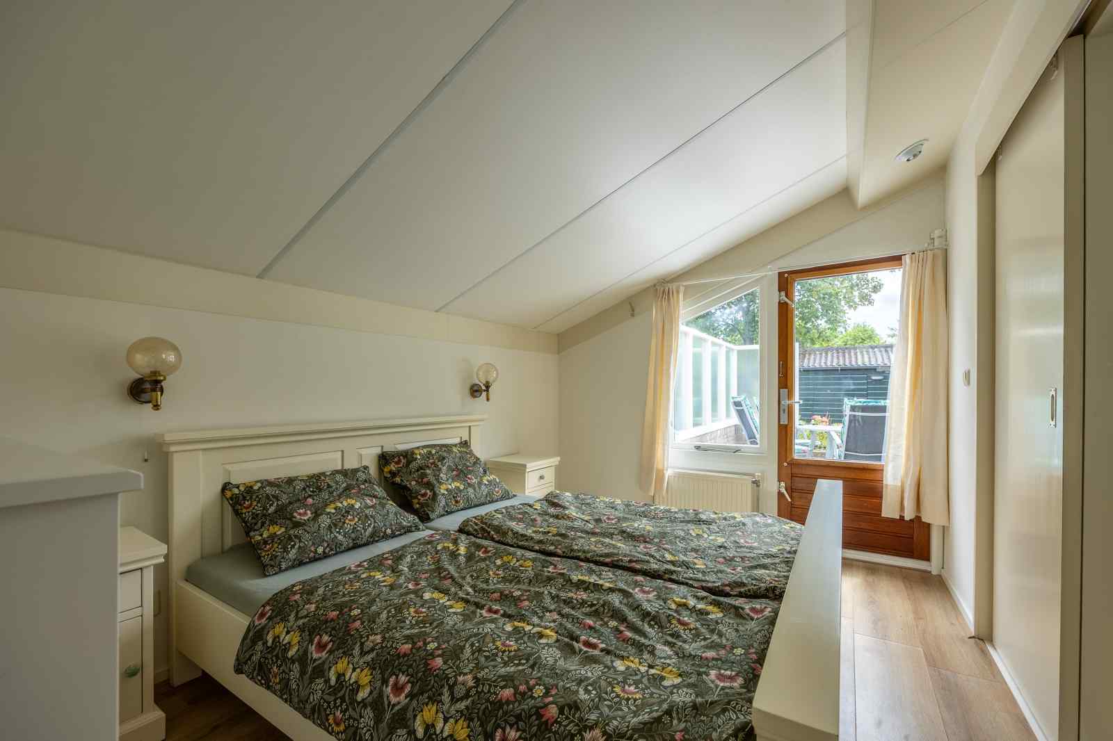 ruim-6-persoons-vakantiehuis-met-mooie-tuin-dichtbij-de-zeehaven-in-lauwersoog