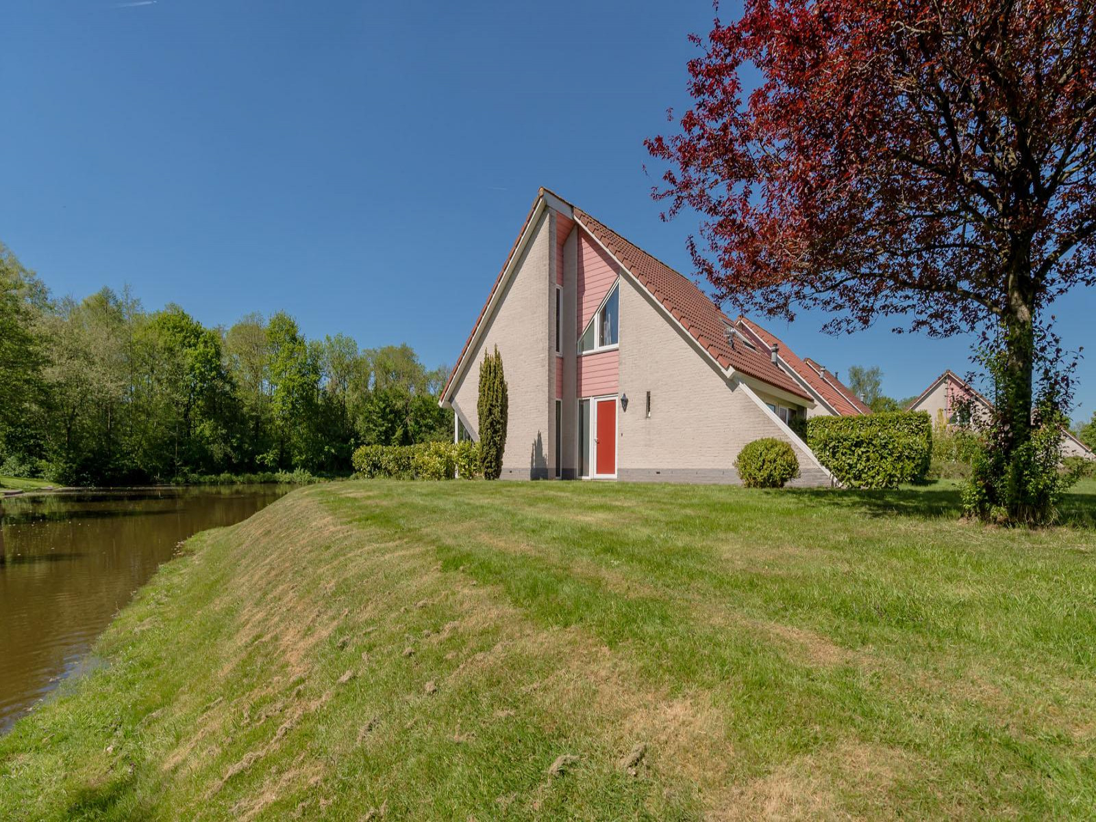 luxe-8-persoons-villa-op-villapark-weddermeer-met-sauna-en-solarium