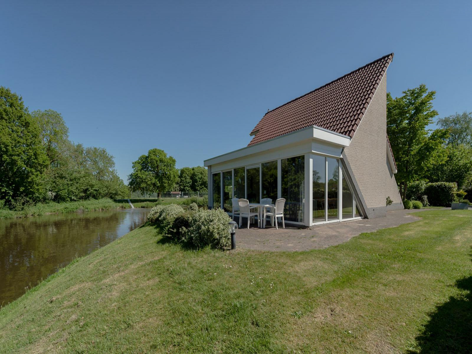 Luxe 8 persoons villa aan het water op Villapark Wedder