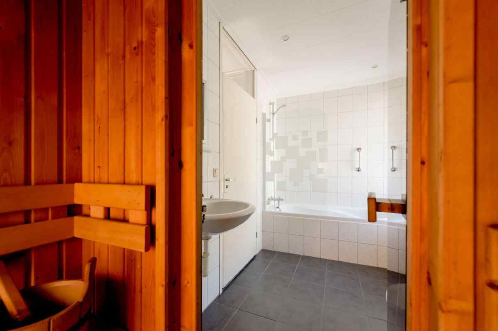 luxe-6-persoons-villa-met-sauna-aan-het-water-op-villapark-weddermeer