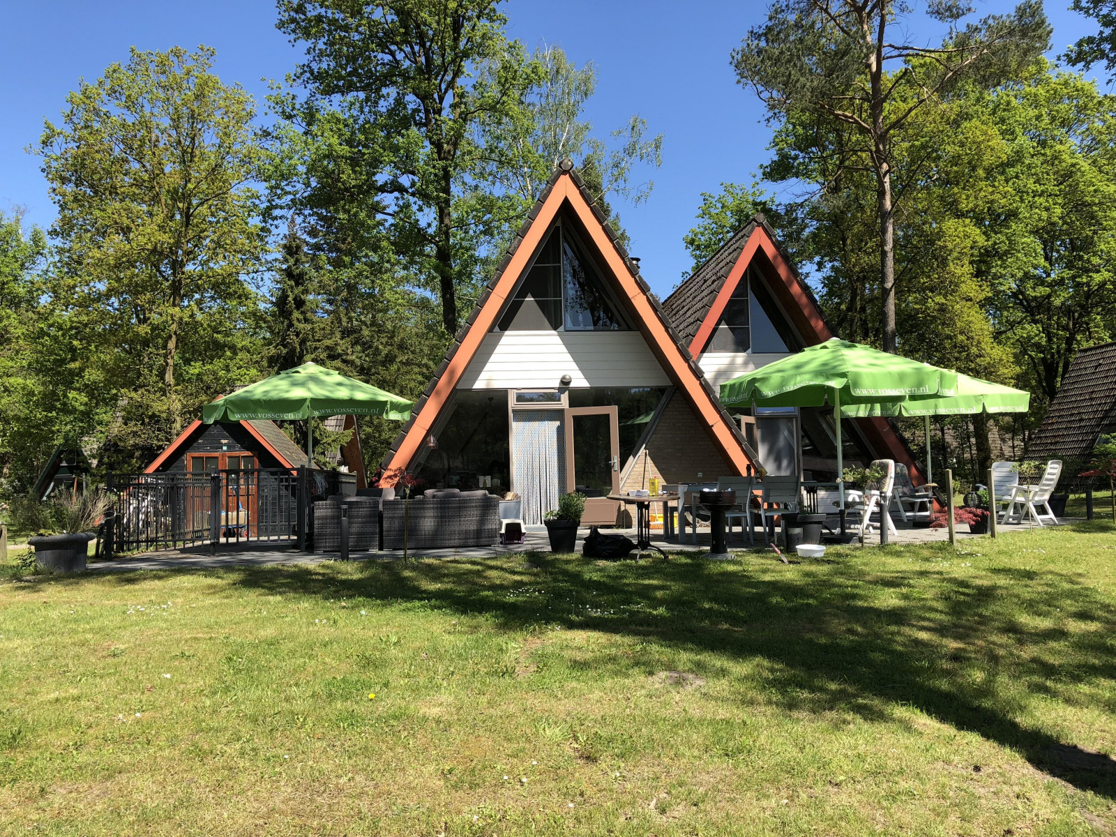 Geschakelde bungalows voor 8 personen gelegen op een vakantiepark in Limburg.