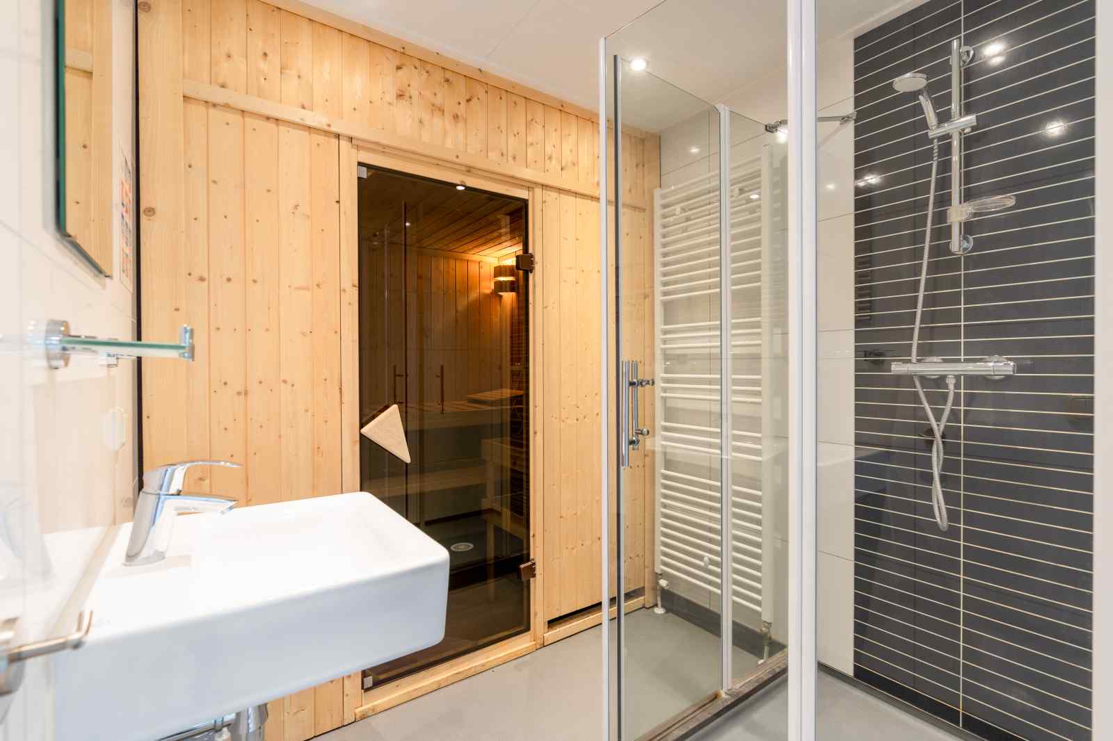 luxe-10-persoons-vakantiehuis-met-sauna-gelegen-op-prachtig-vakantiepark-in-zuid-limburg