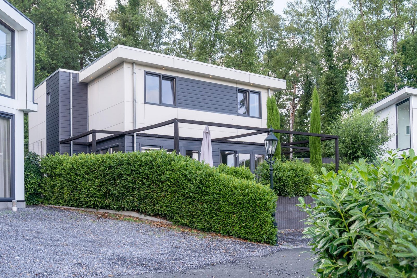 luxe-10-persoons-vakantiehuis-met-sauna-gelegen-op-prachtig-vakantiepark-in-zuid-limburg