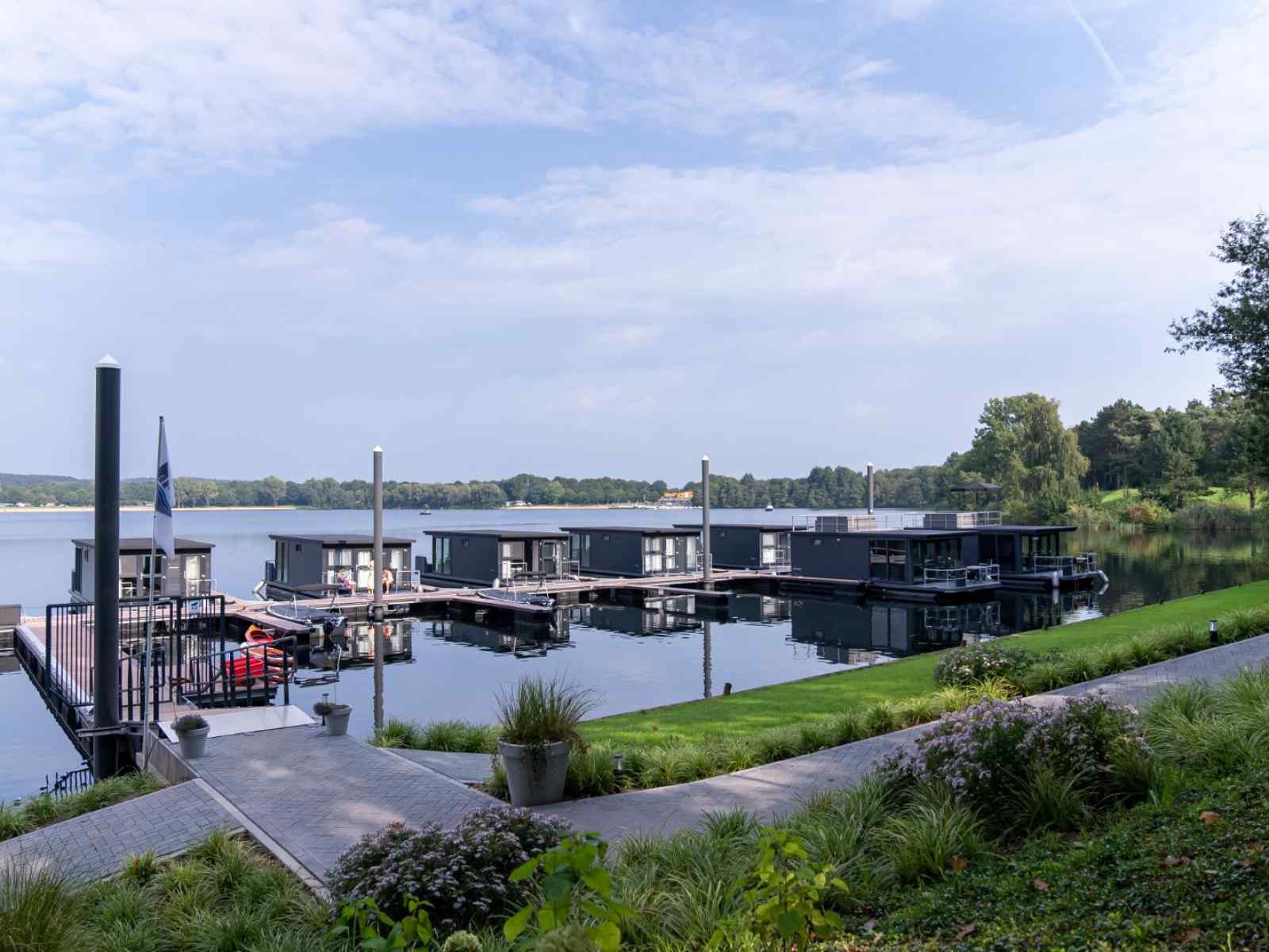 luxe-4-6-persoons-houseboat-aan-de-mookerplas-in-limburg-met-uitzicht-op-water-en-natuur