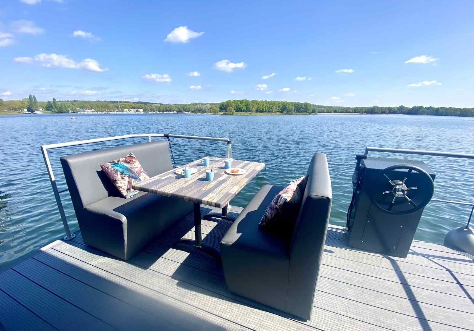 luxe-4-6-persoons-houseboat-aan-de-mookerplas-in-limburg-met-uitzicht-op-water-en-natuur