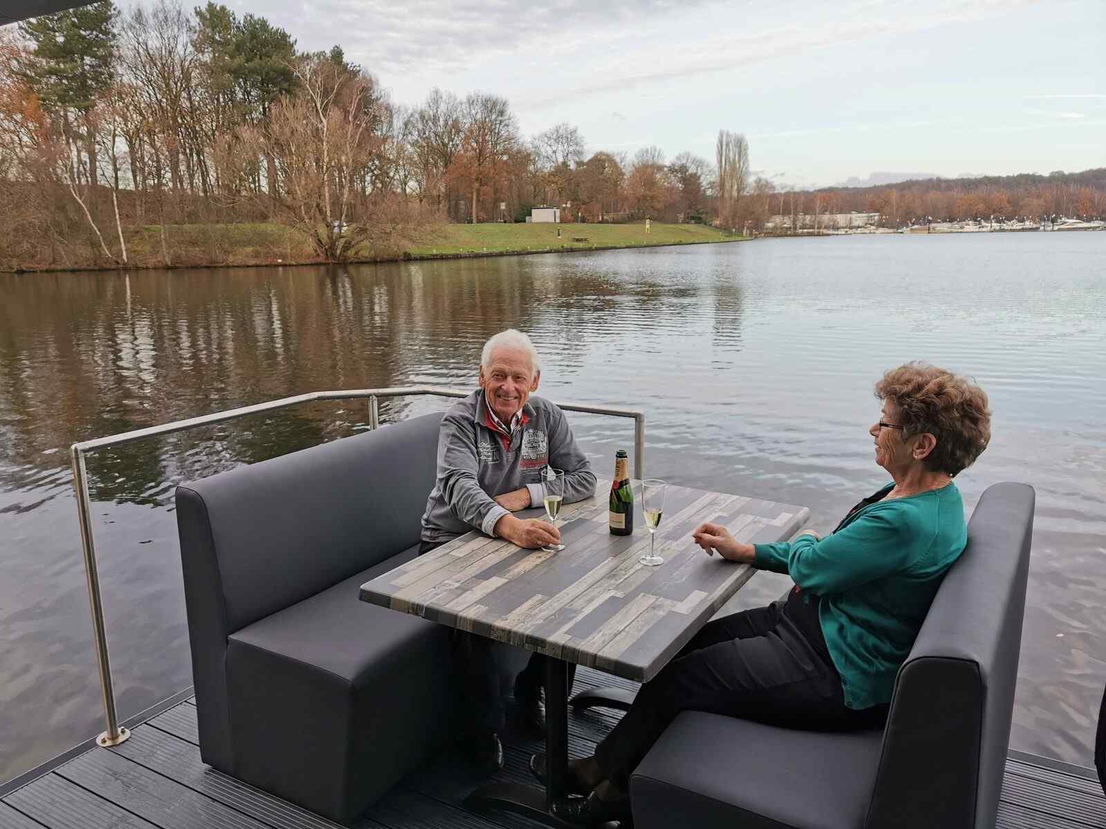 luxe-4-6-persoons-houseboat-aan-de-mookerplas-in-limburg-met-uitzicht-op-water-en-natuur