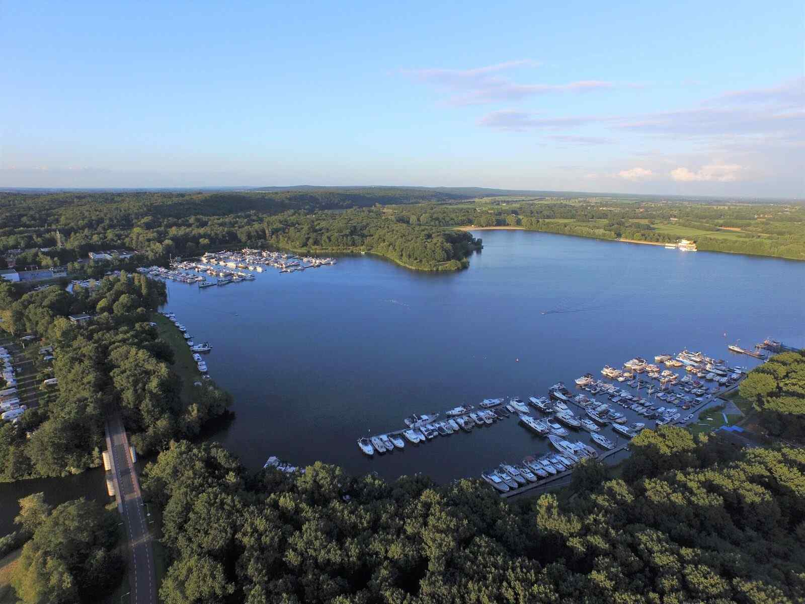 mooi-4-6-persoons-houseboat-aan-de-mookerplas-in-limburg-met-uitzicht-op-water-en-natuur