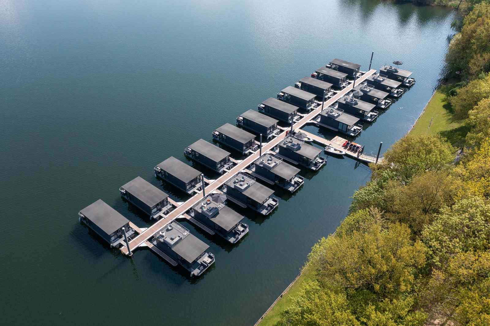 mooi-4-6-persoons-houseboat-aan-de-mookerplas-in-limburg-met-uitzicht-op-water-en-natuur