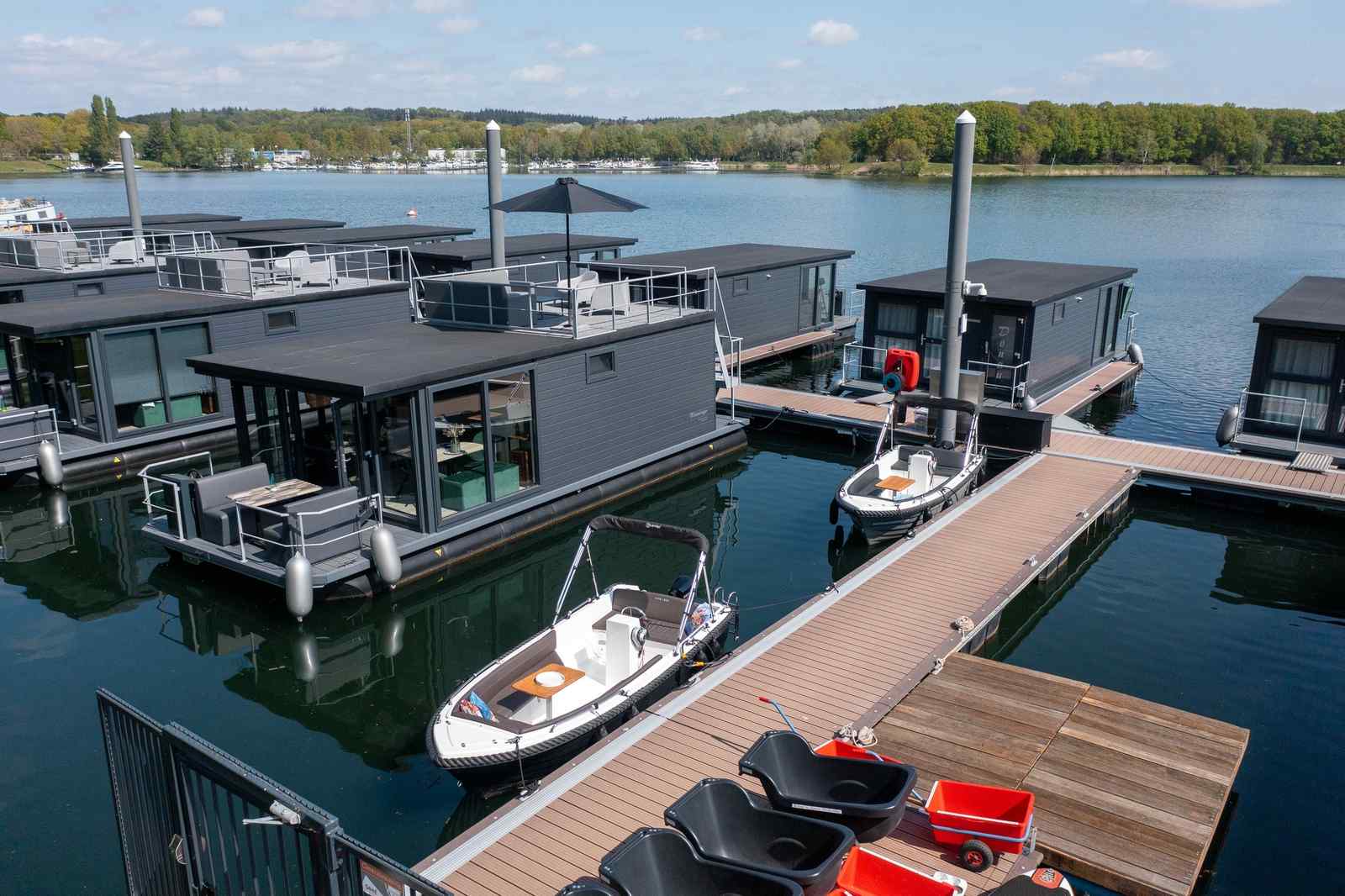 luxe-4-6-persoons-houseboat-aan-de-mookerplas-in-limburg-met-uitzicht-op-water-en-natuur