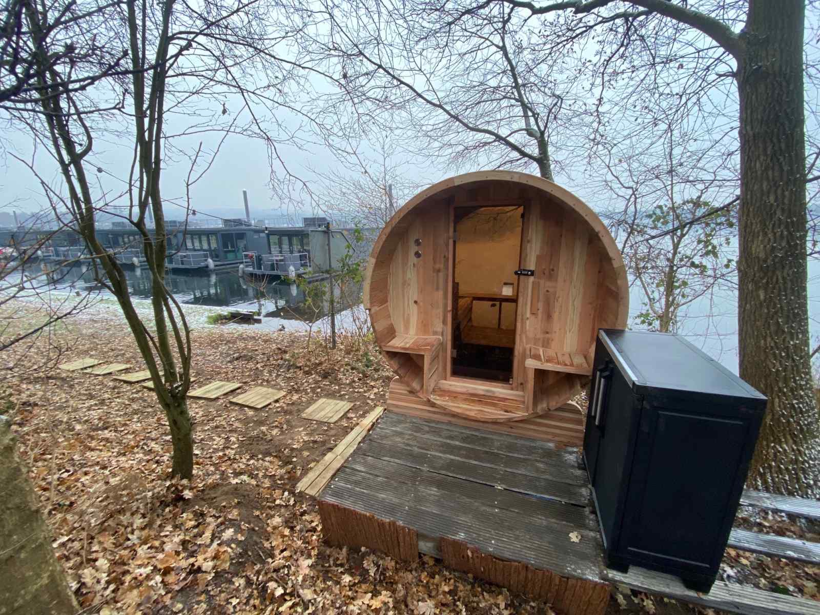 mooi-4-6-persoons-houseboat-aan-de-mookerplas-in-limburg-met-uitzicht-op-water-en-natuur