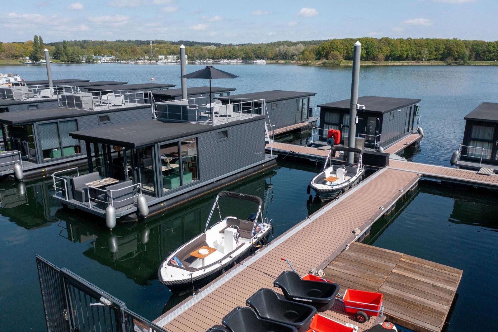 Mooi 4-6 persoons houseboat aan de Mookerplas in Limburg met uitzicht op water en natuur