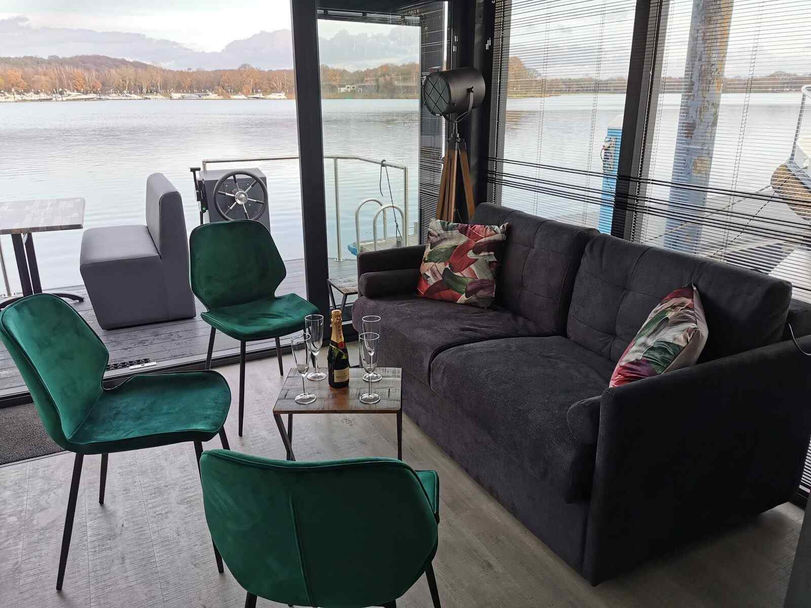 mooi-4-6-persoons-houseboat-met-dakterras-aan-de-mookerplas-met-uitzicht-op-water