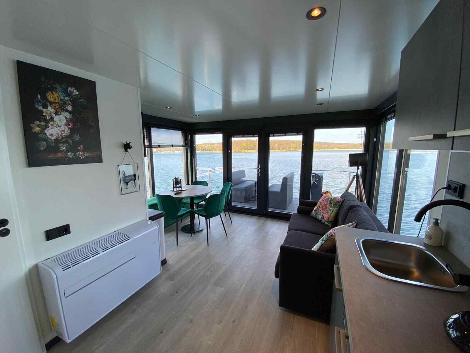 luxe-4-6-persoons-houseboat-met-dakterras-aan-de-mookerplas-met-uitzicht-op-water