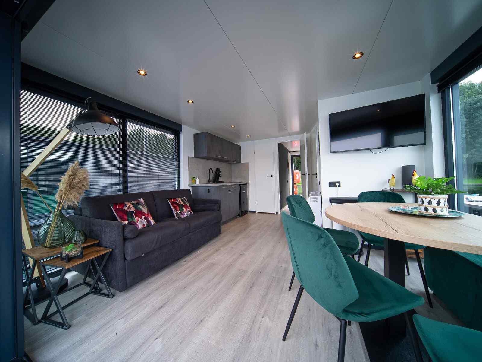 mooi-4-6-persoons-houseboat-met-dakterras-aan-de-mookerplas-met-uitzicht-op-water